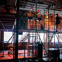 К театральным конструкциям